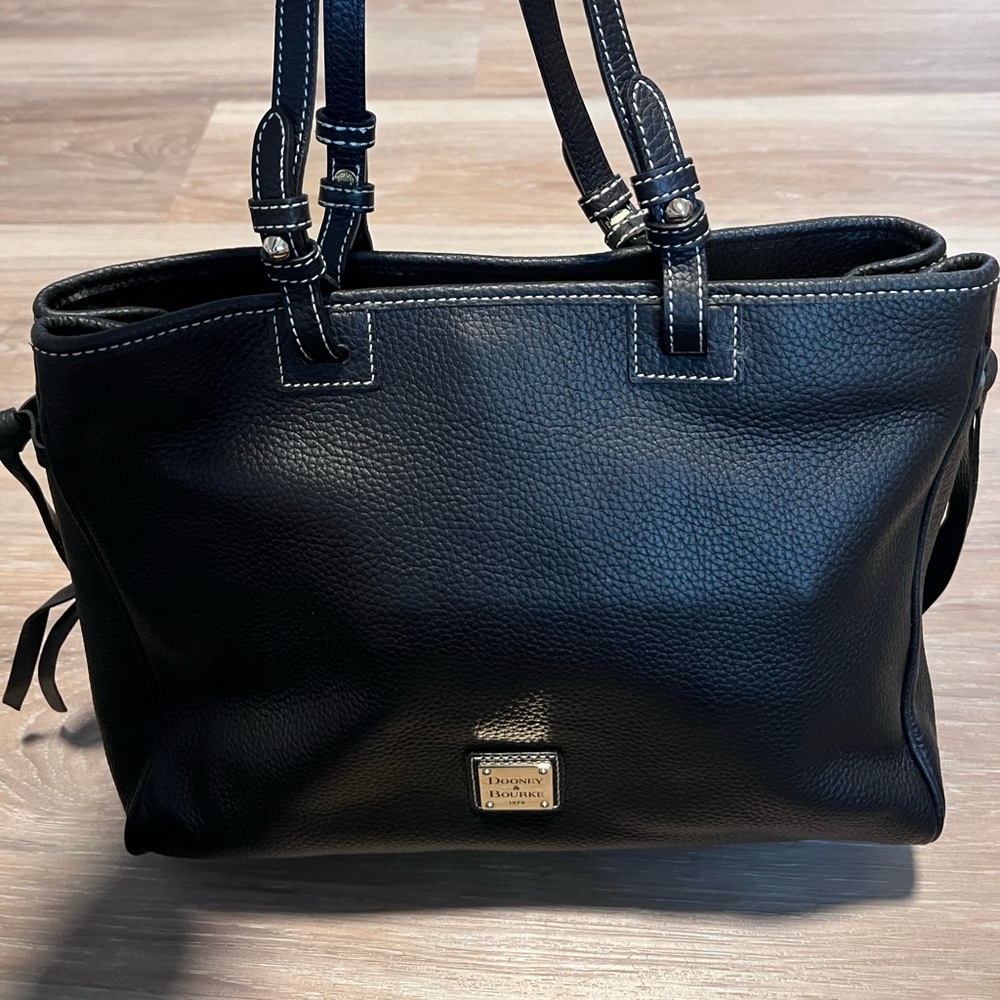 Dooney & Bourke tote/shoulder bag